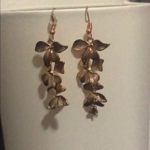 🍀 4 for $15! Dangling flower earrings